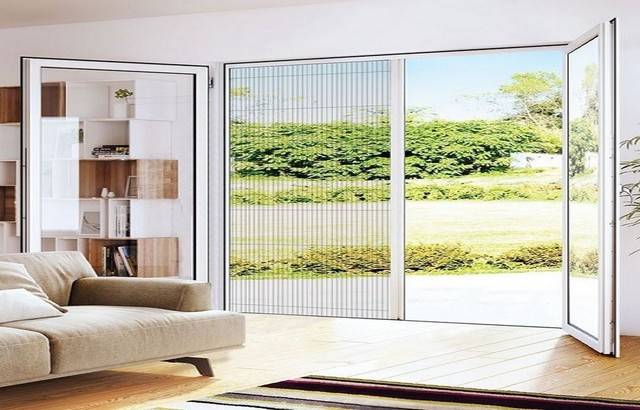 Plus de confort dans votre quotidien avec la moustiquaire plissée pour porte fenêtre ou baie coulissante sur mesure Toulouse